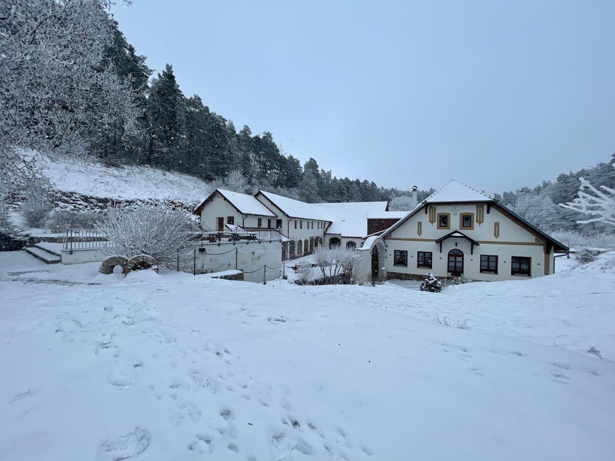 Trilety Mlyn Hotel Police  Екстериор снимка