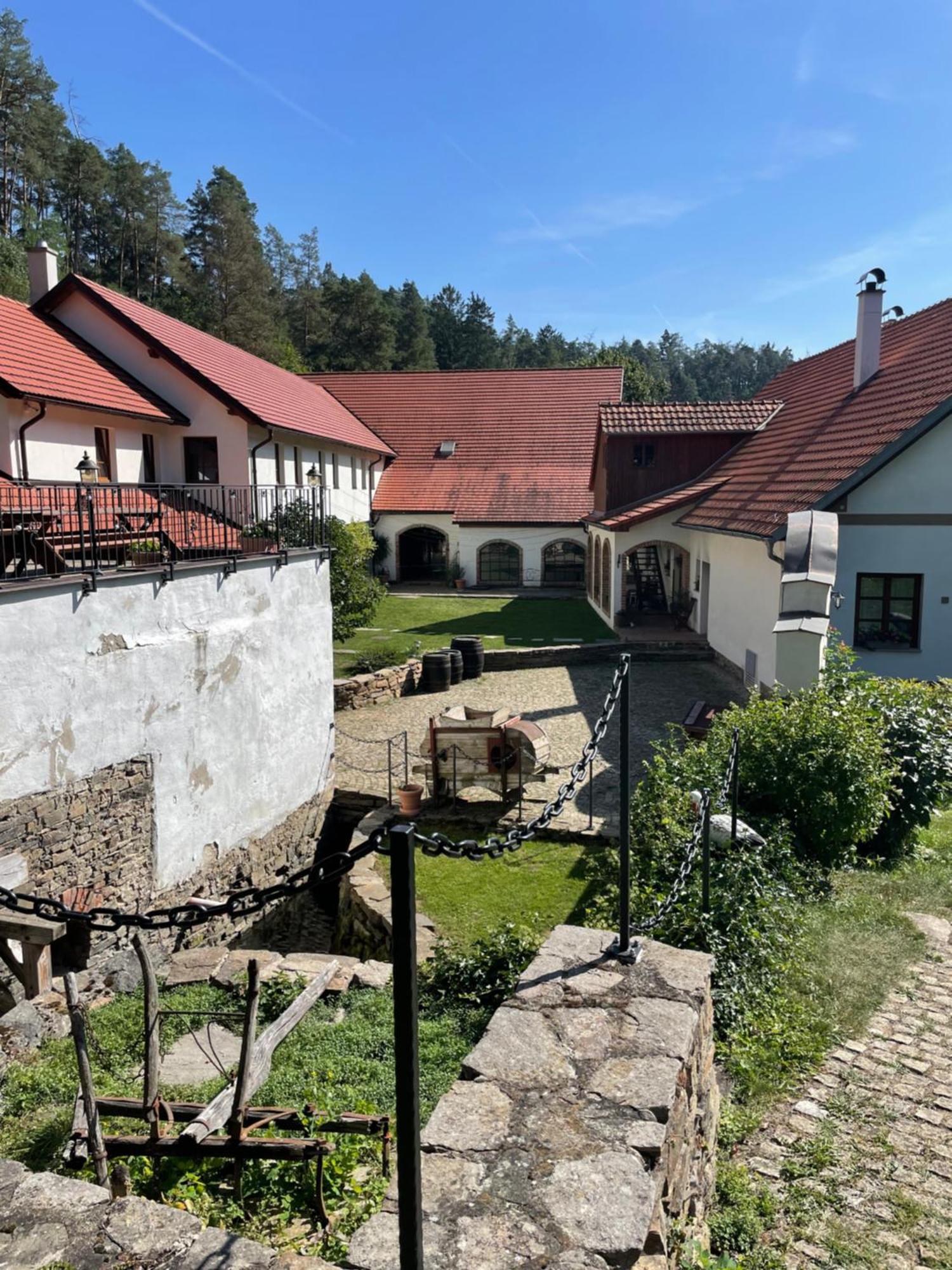 Trilety Mlyn Hotel Police  Екстериор снимка