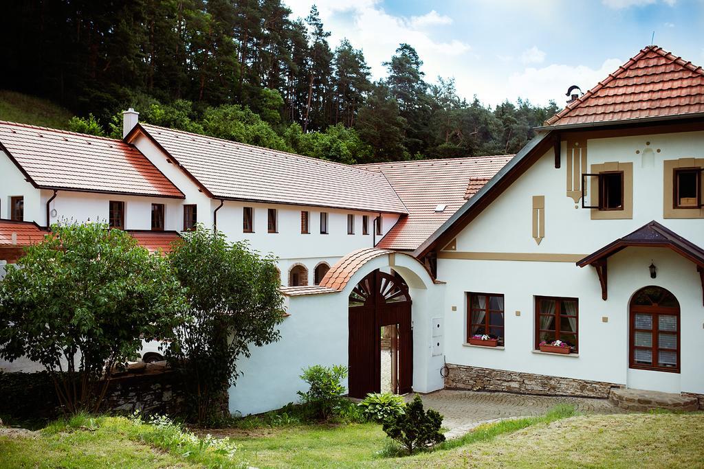Trilety Mlyn Hotel Police  Екстериор снимка